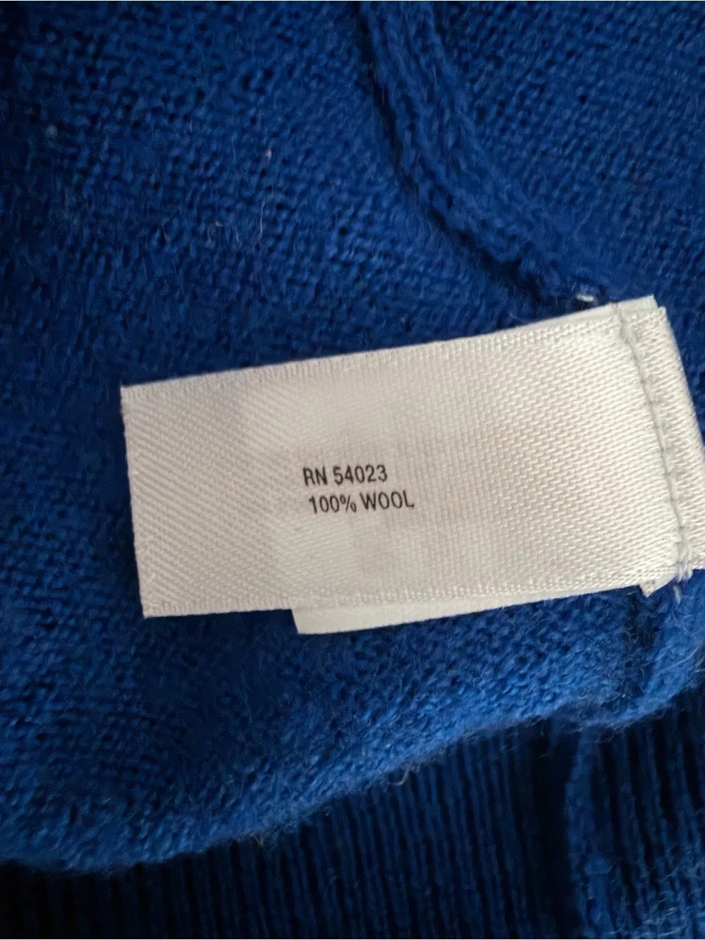 Italian Merino Wool V-Neck Sweater in a deep rich Blue Large - GAP minor flaw
